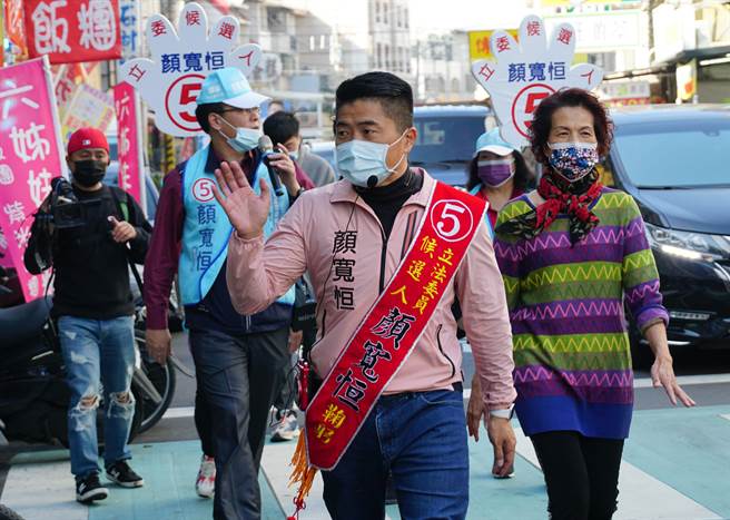 台中第二选区立委补选，国民党候选人顏宽恒29日上午到乌日区明道花园城市场拜票。（黄国峰摄）