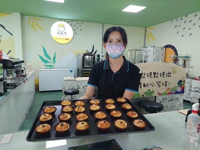 屡屡荣获国家精品奖、发明奖的口罩国家队华新医材，在田中打造亚洲首座创新口罩主题的观光工厂，却因疫情游客人潮锐减、游览车更是一度瞬间归零，近日重新大改装，不只卖口罩，也卖起蛋黄酥，现做现烤香气四溢。（谢琼云摄）