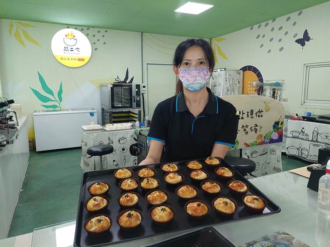 屡屡荣获国家精品奖、发明奖的口罩国家队华新医材，在田中打造亚洲首座创新口罩主题的观光工厂，却因疫情游客人潮锐减、游览车更是一度瞬间归零，近日重新大改装，不只卖口罩，也卖起蛋黄酥。（谢琼云摄）