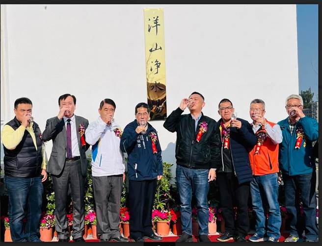 洋山淨水場出水不斷優化水質與口感，楊鎮浯縣長（右四）等人帶頭暢飲。（金門縣府提供）