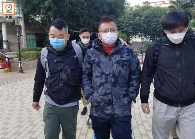 香港国安处今晨带走《立场新闻》副採访主任陈朗升。(香港东网)