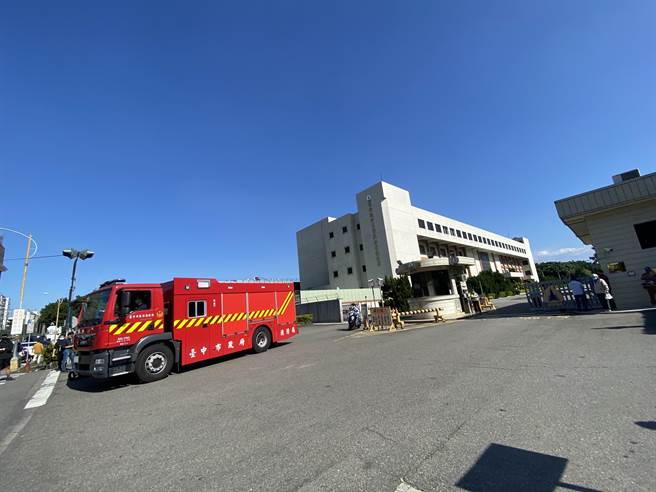 汉翔水湳厂区今日发生气爆意外，同事不舍60岁的柯姓领班，是厂内经验丰富的资深领班。（卢金足摄）