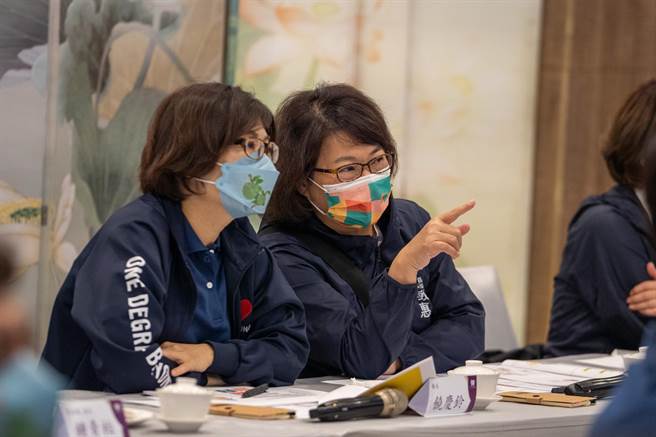 台東縣長饒慶鈴24日率縣府團隊前往嘉義參訪「2021台灣設計展」。（蔡旻妤攝）