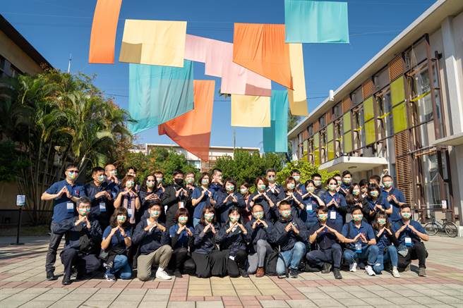 台東縣長饒慶鈴24日率縣府團隊前往嘉義參訪「2021台灣設計展」。（蔡旻妤攝）