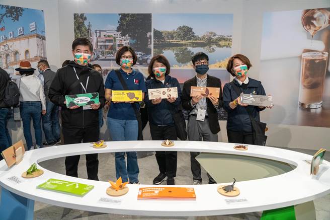 台東縣長饒慶鈴24日率縣府團隊前往嘉義參訪「2021台灣設計展」。（蔡旻妤攝）