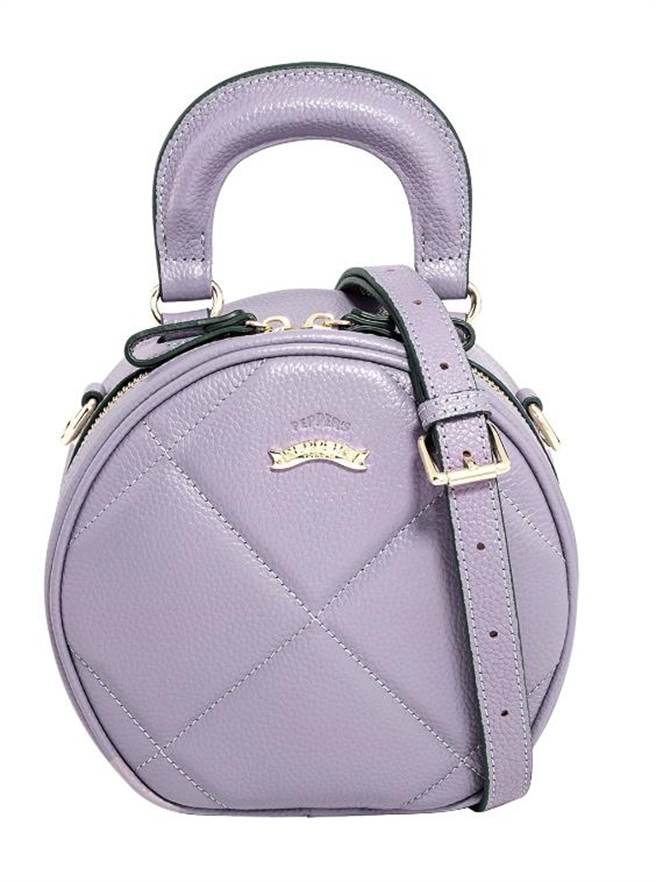 Global Mall新北中和店的PEPPER_S Beverly牛皮菱格圆形包，原价4180元，优惠价3000元。（Global Mall提供）