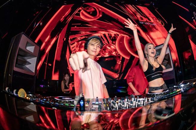 京站在31日跨年当天举行「呛辣Q条通 辣翻跨年夜」活动，4人付2400元，即能享受「EASY DJ STUDIO」DJ Mister Dolphin以及KODY的DJ SHOW等活动。（京站提供）