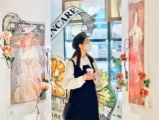 京站Q条通与「永恒慕夏特展」合作推出赠票活动，Q卡友于1月9日前在4楼Q条通指定餐厅，当天单笔用餐满2500元即可到换限量「永恒慕夏特展」门票2张。（京站提供）