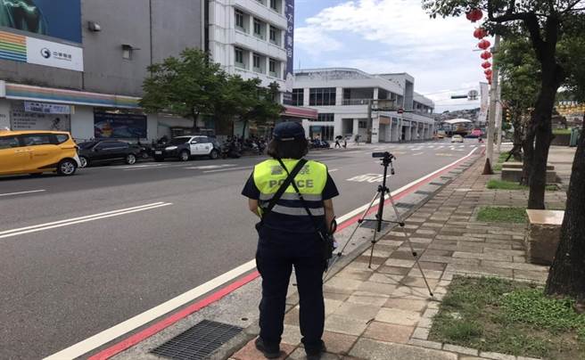 基隆市警察局统计，今年总计23件死亡车祸，其中有5件是65岁以上行人违规穿越道路。（基隆市警局提供／陈彩玲基隆传真）