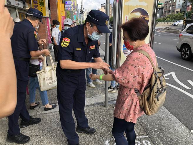 交通队为有效防止交通事故，呼吁长者勿贪图方便直接横越马路，呼吁行走时应靠边。（基隆市警局提供／陈彩玲基隆传真）