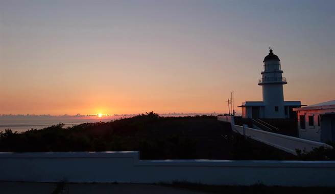 三貂角灯塔日出。（东北角管理处提供）