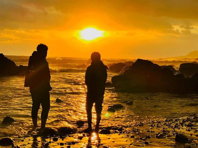 台2线91K金沙湾日出。（东北角管理处提供）