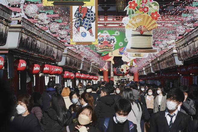 东京都今天新增76例确诊，比上周三多36例，已连续12天新增病例数比上周同一天增加。 (图/美联社)  