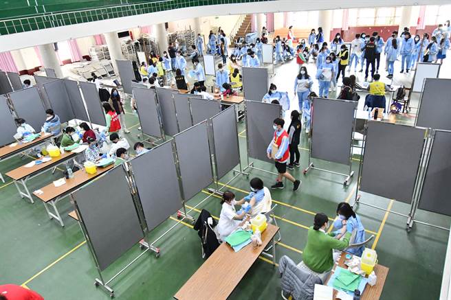 彰化县高中职、国中校园第二剂BNT疫苗开打。（彰化县政府提供／吴敏菁彰化传真）