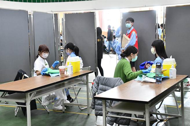 彰化县高中职、国中校园第二剂BNT疫苗开打。（彰化县政府提供／吴敏菁彰化传真）