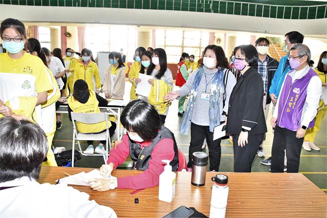 彰化县高中职、国中校园第二剂BNT疫苗开打。（彰化县政府提供／吴敏菁彰化传真）