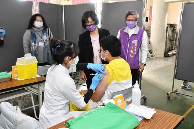 彰化县高中职、国中校园第二剂BNT疫苗开打。（彰化县政府提供／吴敏菁彰化传真）