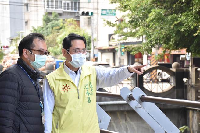江永昌會同新北市水利局視察藤寮坑溝改善工程進度。（江永昌辦公室提供）