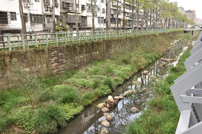 江永昌會同新北市水利局視察藤寮坑溝改善工程進度。（江永昌辦公室提供）