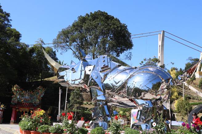 犀牛老爹施力仁国际级的作品在嘉义县梅山乡太平云梯广场展出。（张亦惠摄）