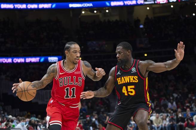 老鷹隊小蕭恩迪布朗(右)本季初次在NBA亮相。（美聯社資料照）