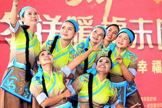 由台东新住民姐妹组成的「新印象舞团」展现印尼的客家风情，非常吸睛。（庄哲权摄）