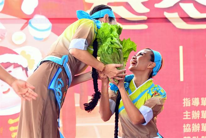 由台东新住民姐妹组成的「新印象舞团」展现印尼的客家风情，非常吸睛。（庄哲权摄）