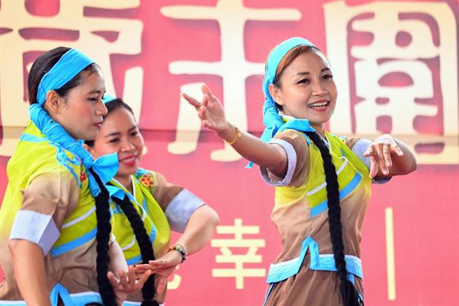 由台东新住民姐妹组成的「新印象舞团」展现印尼的客家风情，非常吸睛。（庄哲权摄）