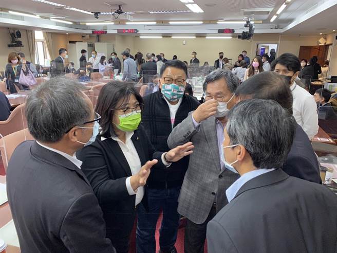 文化路邮局招租案解约提案，另有多位立委连署提案通过决议邮局出租解约。（王美惠服务处提供）