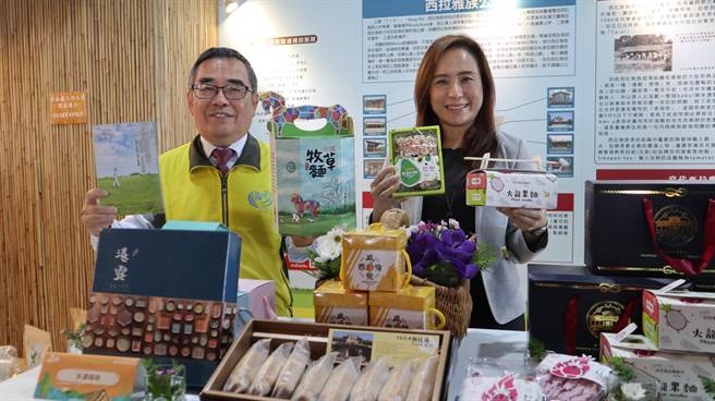 西拉雅国家风景区管理处处长许主龙（左）、台南市政府观旅局长郭贞慧（右）到场行销「缤纷艺境旅游线」在地业者的伴手礼好物。（张毓翎摄）