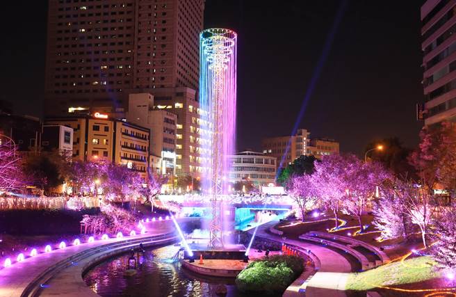 中市今年打造全台首创20公尺高的「水水耶诞树」，巨大七彩水瀑惊艷吸睛，每晚吸引朝圣人潮。（台中市新闻局／陈淑芬台中传真）