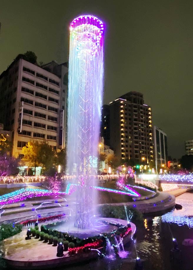 中市打造「水水耶诞树」，巨大七彩水瀑惊艷吸睛。（陈淑芬摄）