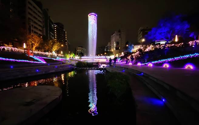 中市打造「水水耶诞树」，巨大七彩水瀑惊艷吸睛。（陈淑芬摄）