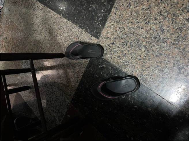 东港33岁刘姓惯窃28日晚间潜入民宅偷五倍券，但当下因声音太大被屋主发现，吓得连夹脚拖都来不及穿，只能落荒而逃，而该夹脚拖也成了破案关键。（警方提供／谢佳潾屏东传真）