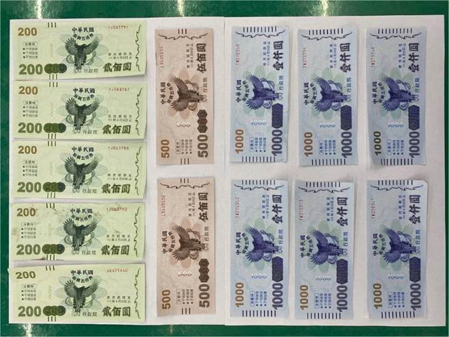 东港33岁刘姓惯窃28日晚间潜入民宅偷五倍券，但当下因声音太大被屋主发现，吓得连夹脚拖都来不及穿，只能落荒而逃，而该夹脚拖也成了破案关键。（警方提供／谢佳潾屏东传真）