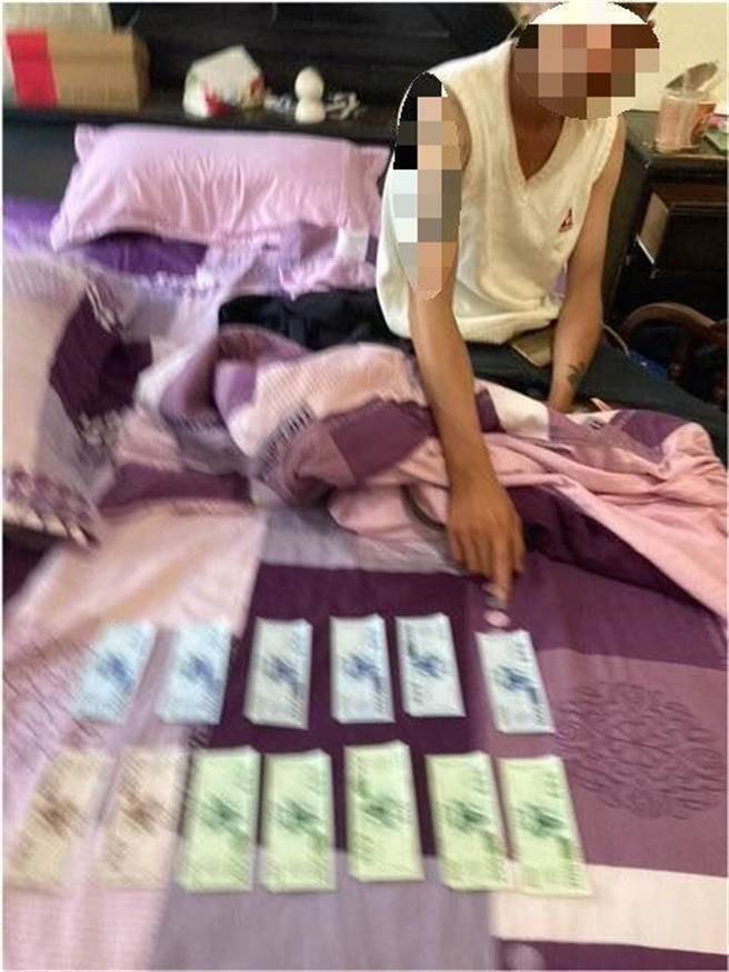 东港33岁刘姓惯窃28日晚间潜入民宅偷五倍券，但当下因声音太大被屋主发现，吓得连夹脚拖都来不及穿，只能落荒而逃，而该夹脚拖也成了破案关键。（警方提供／谢佳潾屏东传真）