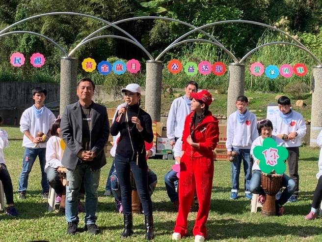 王中平、陈美凤、王彩桦使出浑身解术带欢乐给教养院院生。（民视提供）