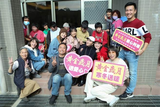 《黄金岁月》主要演员群陈美凤、王彩桦、王中平、陈仙梅、苏晏霈、傅子纯、苗真等人送爱心到教养院。（民视提供）