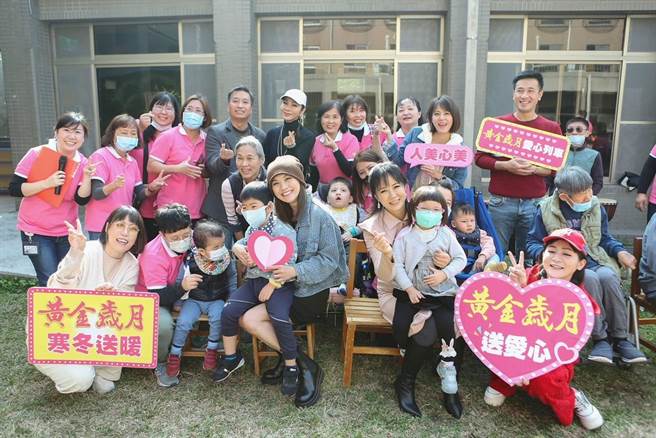 《黄金岁月》主要演员群陈美凤、王彩桦、王中平、陈仙梅、苏晏霈、傅子纯、苗真等人送爱心到教养院。（民视提供）