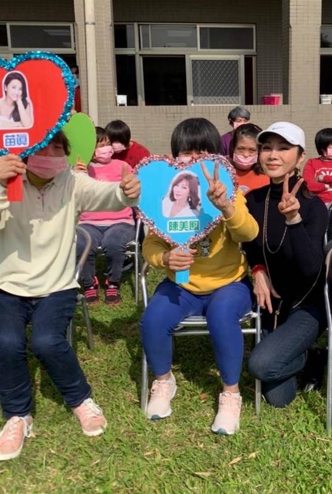 《黄金岁月》主演陈美凤与教养院院童同欢。（民视提供）