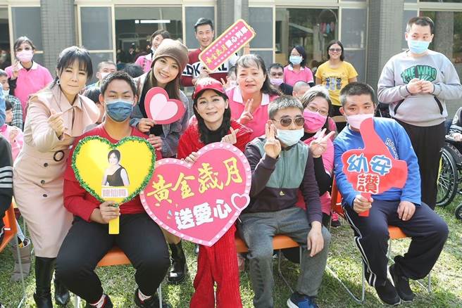 《黄金岁月》主要演员群送爱心到教养院。（民视提供）