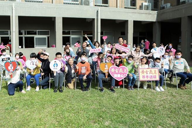 《黄金岁月》主要演员群送爱心到教养院。（民视提供）