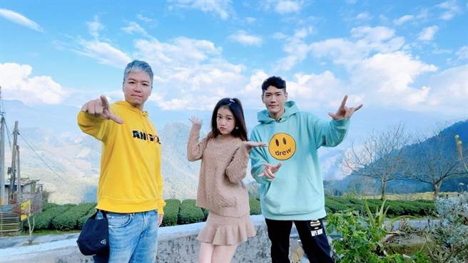 阿甘（左起）、郭亚棠与小路到阿里山吃喝玩乐。（民视提供）