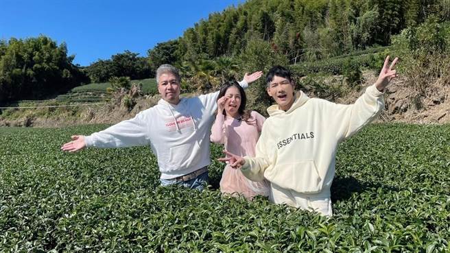 阿甘（左起）、郭亚棠与小路到阿里山吃喝玩乐。（民视提供）