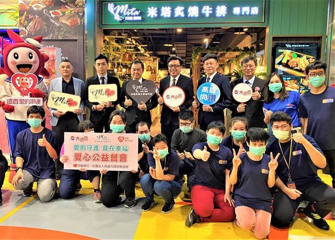 米塔炙燒牛排專門店開幕，邀請品牌協理孫庭維、經理張丁文、行銷經理林思偉、高雄大遠百店長黃友誠、副理陳建宏、處長梁裕祥等人共同剪綵。圖／大遠百提供