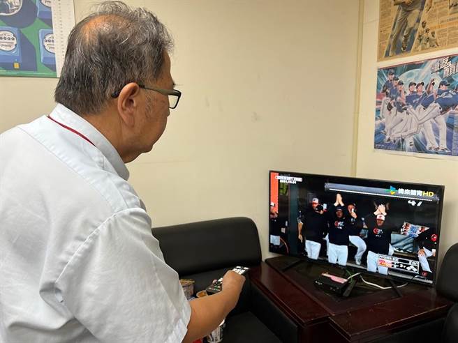 桃园市有线电视费率经费率委员会审议通过，基本频道收费维持每月510元，年缴者每月降为500元。(蔡依珍摄)