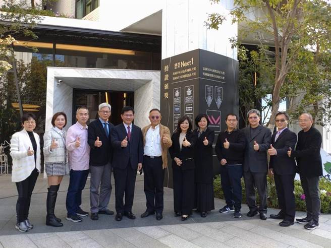 「懋荣Next 1」2021一举拿下六座国际建筑大奖，懋荣董事长纪吉川(左六)今日邀请前交通部长林佳龙(左五)、龙宝建设董事长张丽莉(右六)、逢甲大学建筑专业学院长黎淑婷(右五)授权颁奖，多位建筑同业前来祝贺。图／曾丽芳
