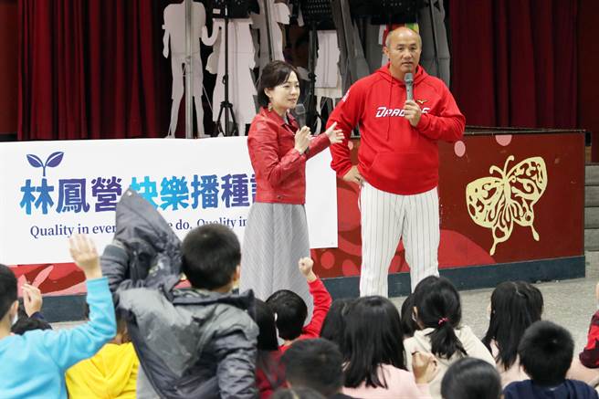林凤营快乐播种计画首堂名人小学堂邀张泰山分享个人棒球经验及勉励小朋友。(图／吴静君摄)