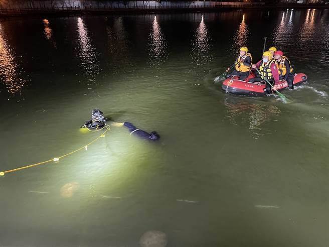 桃园市八德区29日晚间有民眾目击1名钓客落水，消防局获报赶抵现场，派出船艇、特搜潜水人员搜索。（桃园市消防局提供／陈梦茹桃园传真）