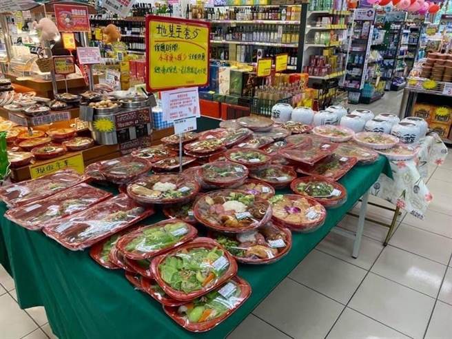 枫康超市提供年节时的祭拜用熟食，过年也提供冷冻年菜代客加热服务！（图／业者提供）
